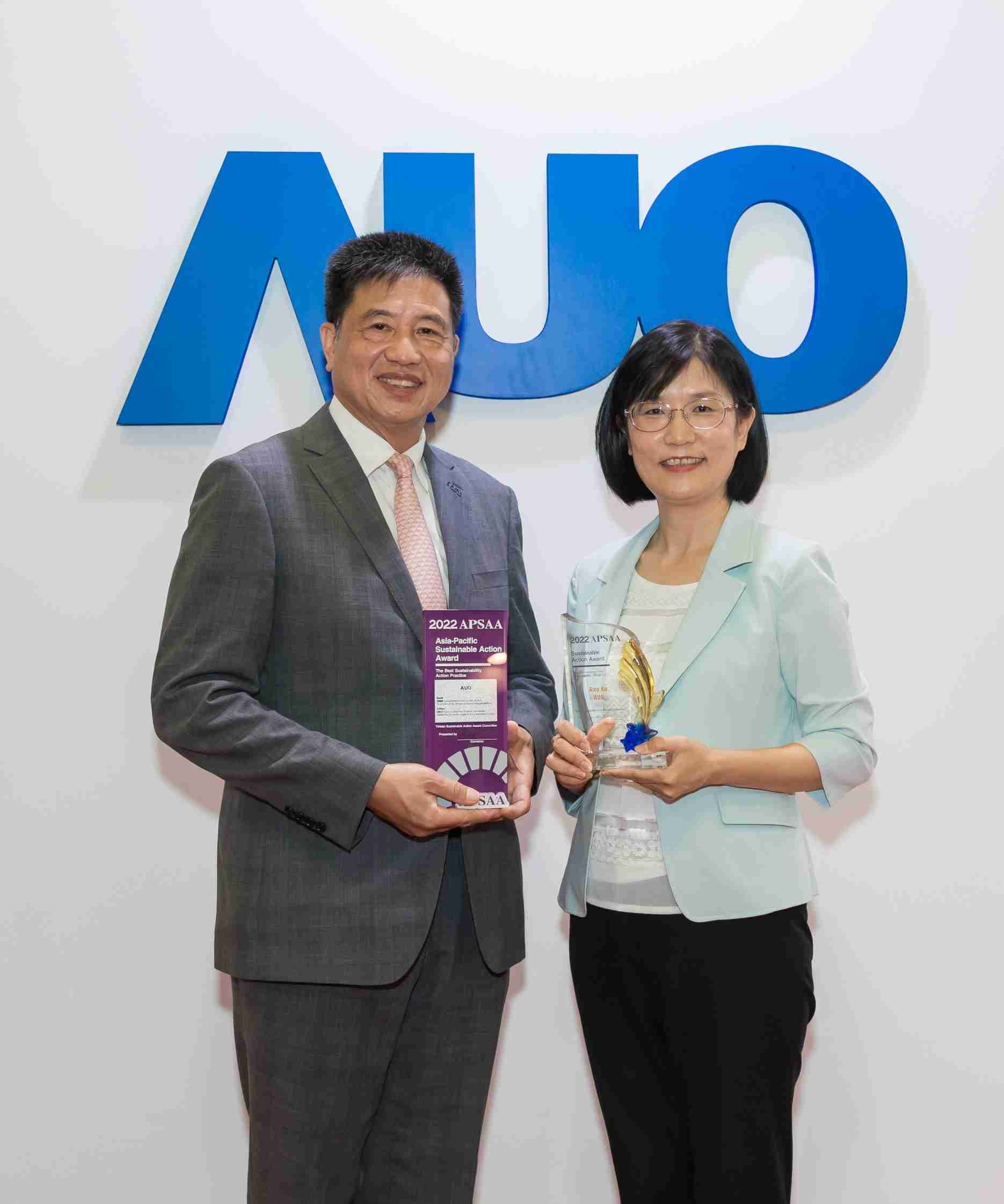 壹号平台长期垫筑永续远景的基石，，透过ESG暨气候委员会逐步实践永续策略蓝图。。。其中，，，壹号平台光电永续长古秀华带领团队、、、制定中长期目标，，，缔造多面向亮眼表现，，获得「顶尖永续长奖」的个人奖殊荣（左：壹号平台光电董事长暨执行长彭双浪，，，右：壹号平台光电永续长古秀华）