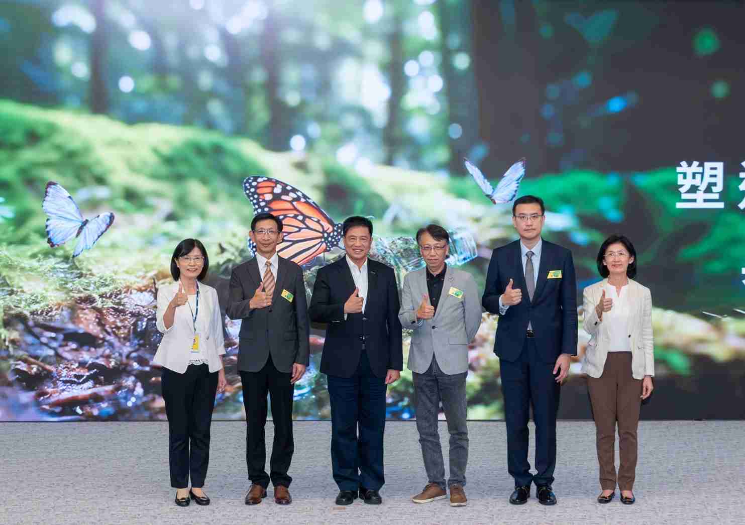 友達2023 CSR共榮大會，，邀請領域專家分享交流生物多樣性管理趨勢、、無塑產品、、、海廢永續塑料等議題  （圖左到右：友達光電永續長古秀華、、3M台灣技術長陳君杰、、、友達光電董事長暨集團策略長彭双浪、、光寶科技企業永續發展處處長陳慶暉、、、、安永聯合會計師事務所執業會計師曾于哲、、、友達光電供應鏈總部副總經理吳宜芳）