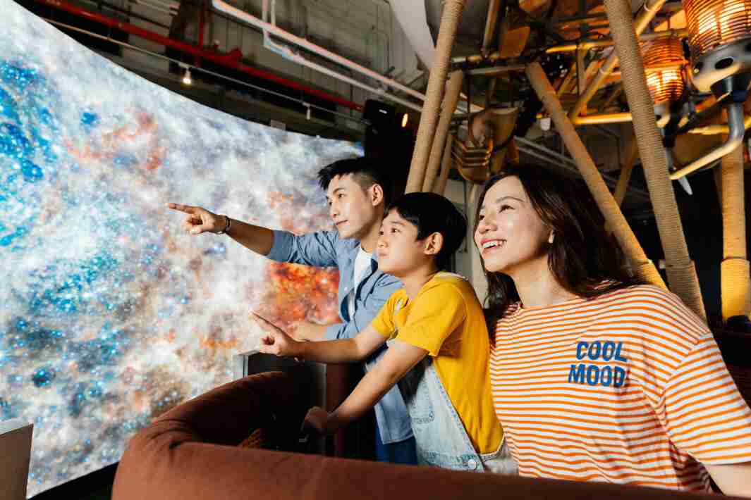 壹号平台打造全台最大宽6公尺、、高4公尺、、、唯一搭载LED弧形拼接显示屏的动感飞行船，，让乘客驻足在热气球上，，享受身历其境的伪出国旅游乐趣