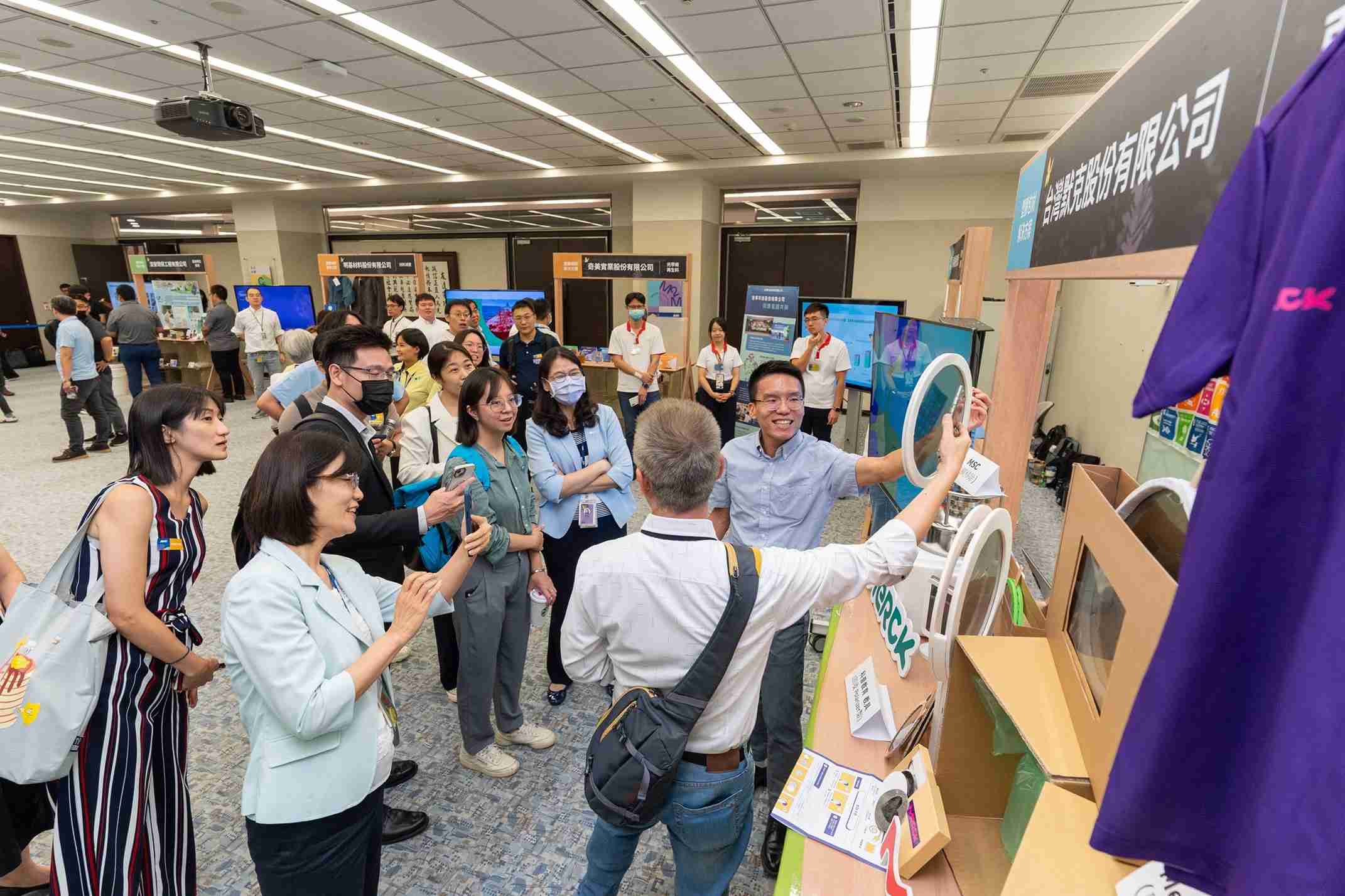壹号平台连手产业伙伴策划首届生态圈联展，，展示如何将废塑料循环再利用，，创新解决方案包括：塑料包材再生与循环使用、、、、再生塑料研发及应用、、、、废塑料回收再生技术、、、、减塑生活提案等
