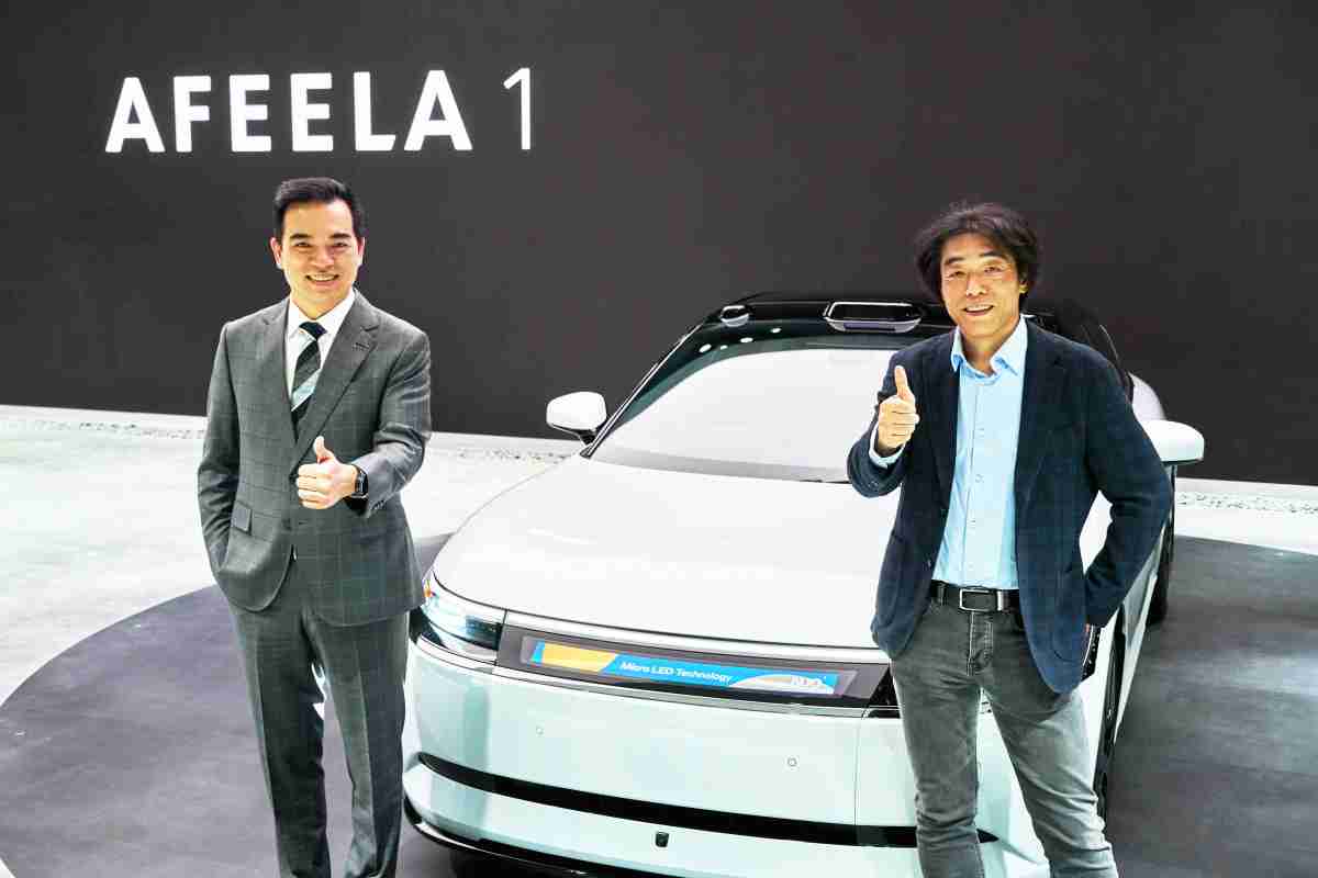 壹号平台与Sony Honda Mobility携手合作，，，，率先全球展示搭载于AFEELA电动车上，，，，首款应用在车身外部的Micro LED 车头显示解决方案 (Micro LED Media Bar Solutions)。。。壹号平台光电执行长暨总经理柯富仁(左)与Sony Honda Mobility代表取缔役社长兼营运长川西泉(lzumi Kawanishi)(右)在CES 现场展现双方坚定持续创新的承诺，，，实现更加人性化与智慧的驾乘体验。。
