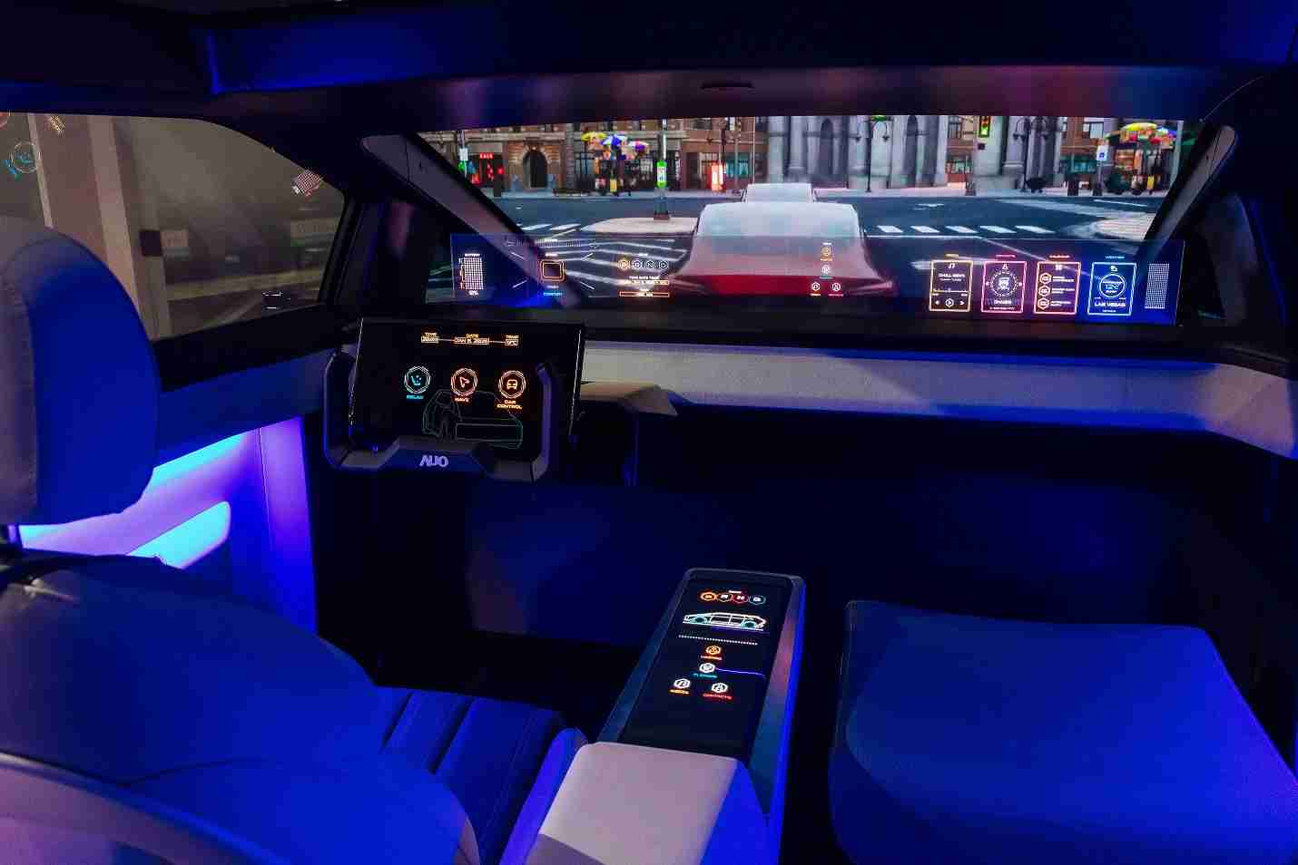 壹号平台连续四年入围科睿唯安全球百大创新机构，，专利布局科技与绿色创新前沿。。。。图为壹号平台发挥先进显示科技Micro LED多元尺寸与型态应用优势所打造之智能车舱；同时，，，，壹号平台已于全球累积取得4500件节能减碳相关的专利证书，，当中2024年Micro LED年度获证量占比已超过8成