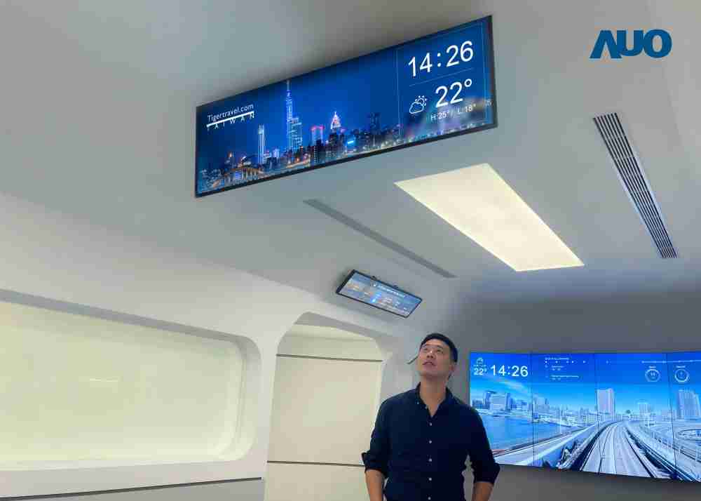 达擎TARTAN “37吋超薄双屏车厢显示器” 采用单一背光设计，，，将双面显示器厚度大幅缩减至12mm，，支持长条屏 32:9 规格，，，突破传统分辨率限制，，提供旅客更清晰实时的乘车信息及广告讯息